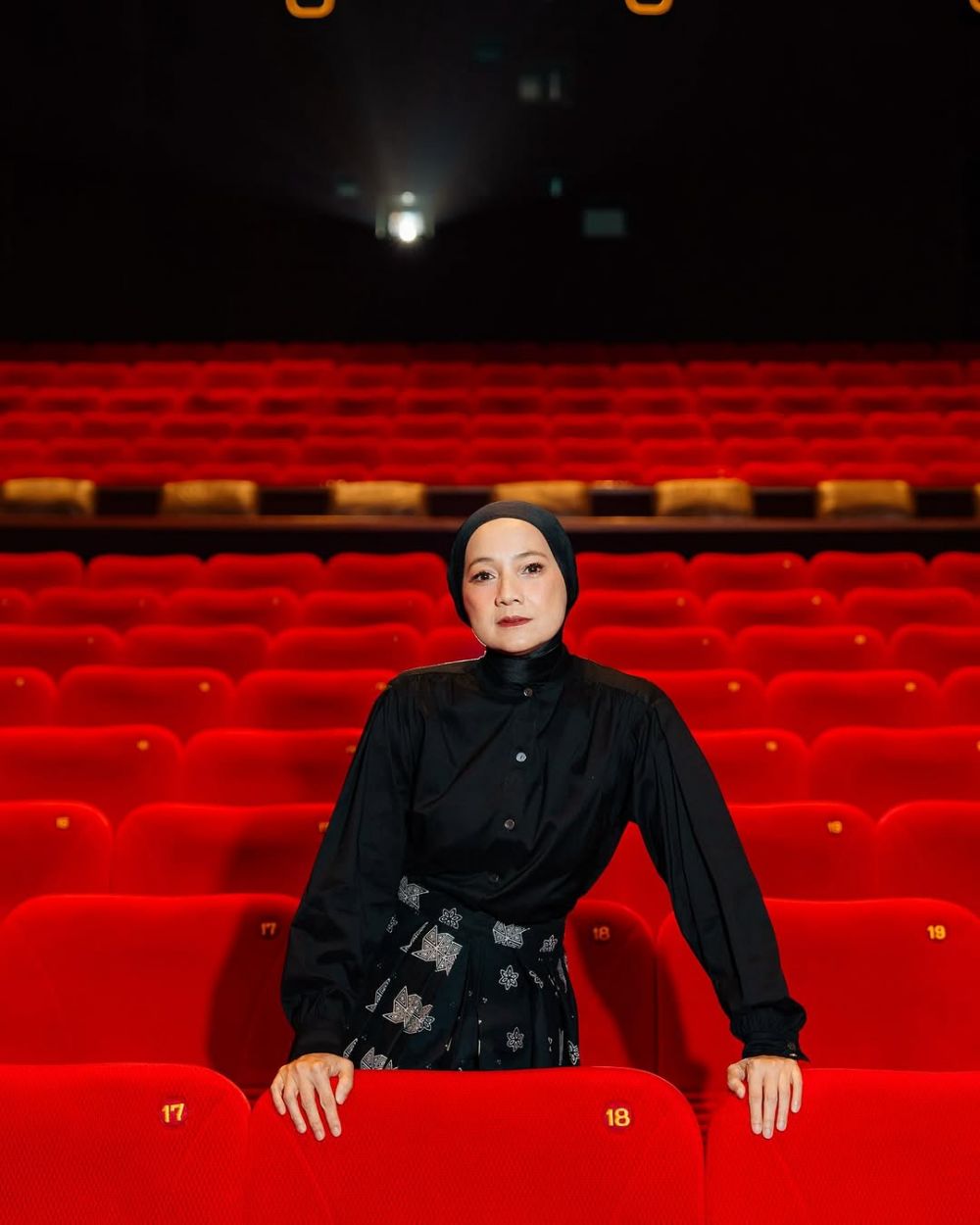 Wanita jadi model majalah ini kerap perankan karakter ibu di berbagai film, intip 9 potret terbarunya