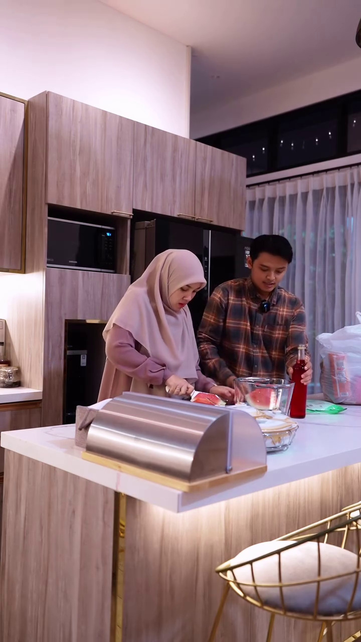 9 Potret dapur baru Ratu Annisa aktris sinetron kolosal Genta Buana, simpel tapi tampak mewah 