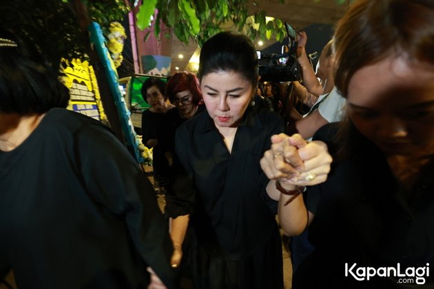 Digandeng Rieta Amilia, begini 7 momen Desiree Tarigan mantan istri Hotma Sitompul melayat