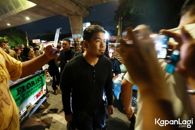 Digandeng Rieta Amilia, begini 7 momen Desiree Tarigan mantan istri Hotma Sitompul melayat