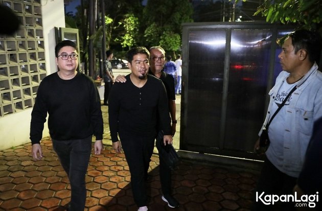 Digandeng Rieta Amilia, begini 7 momen Desiree Tarigan mantan istri Hotma Sitompul melayat