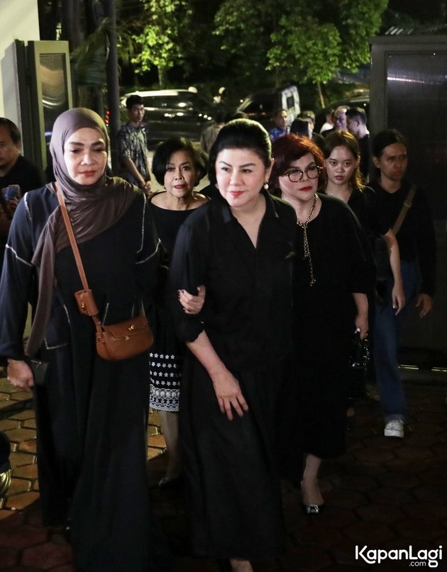Digandeng Rieta Amilia, begini 7 momen Desiree Tarigan mantan istri Hotma Sitompul melayat