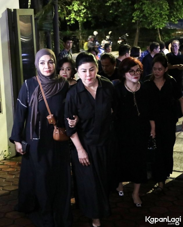 Digandeng Rieta Amilia, begini 7 momen Desiree Tarigan mantan istri Hotma Sitompul melayat