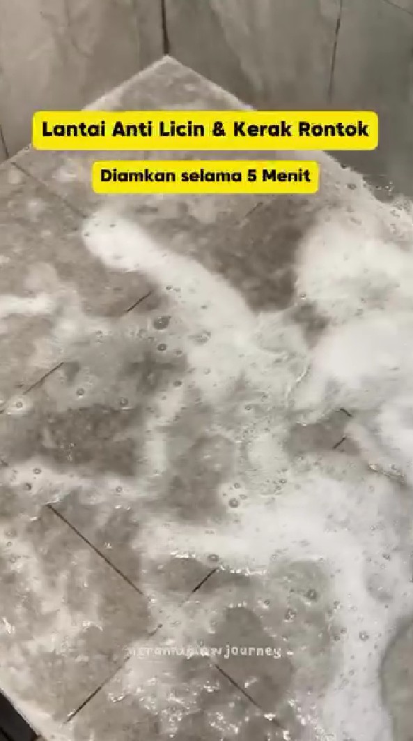 Lantai kamar mandi sekarang tidak bakal licin lagi, ternyata jadi kesat cuma pakai trik ini