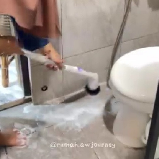 Lantai kamar mandi sekarang tidak bakal licin lagi, ternyata jadi kesat cuma pakai trik ini