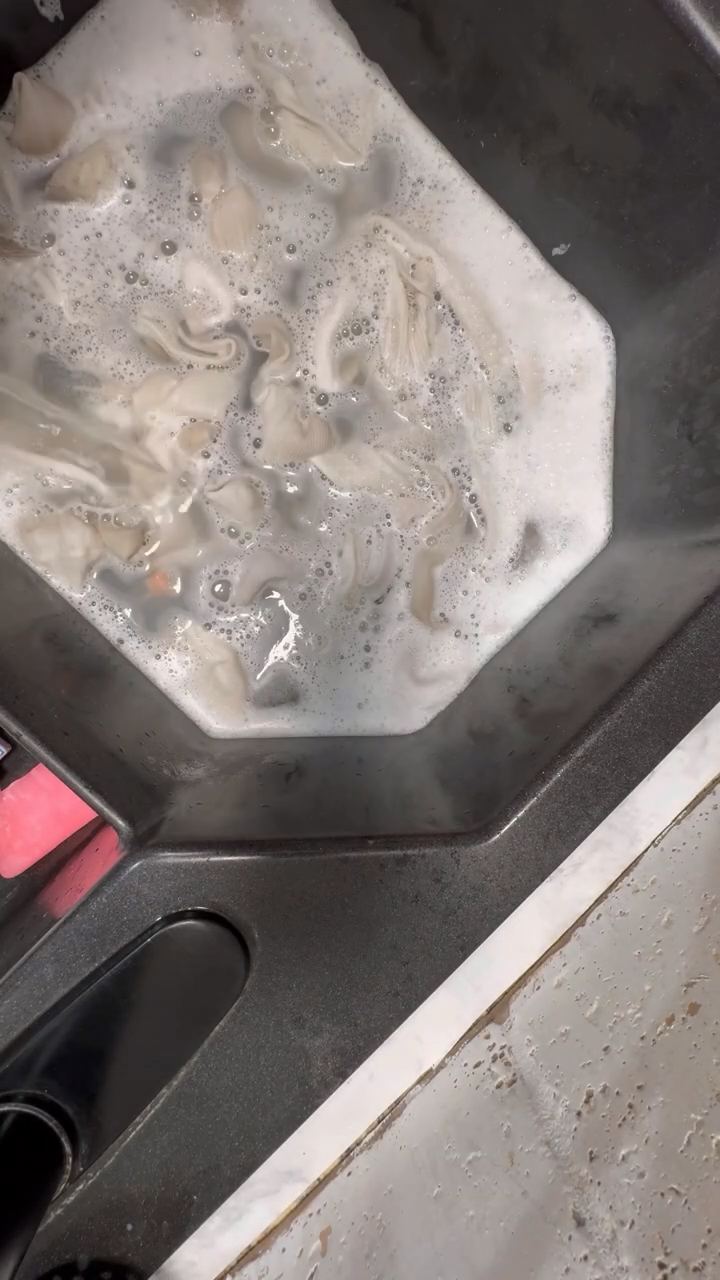 Sekarang masuk sekolah tak harus beli lagi, ini cara cuci kaus kaki dekil pakai 2 bahan dapur