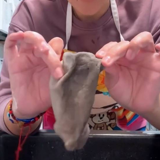 Sekarang masuk sekolah tak harus beli lagi, ini cara cuci kaus kaki dekil pakai 2 bahan dapur