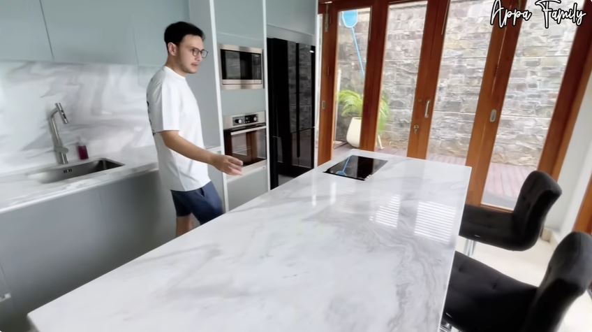 9 Potret dapur baru Rifky Balweel simpel serba putih usai renovasi, letak kompornya bikin salah fokus