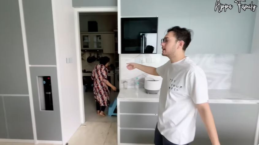 9 Potret dapur baru Rifky Balweel simpel serba putih usai renovasi, letak kompornya bikin salah fokus
