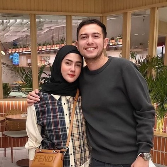 9 Potret dapur baru Rifky Balweel simpel serba putih usai renovasi, letak kompornya bikin salah fokus