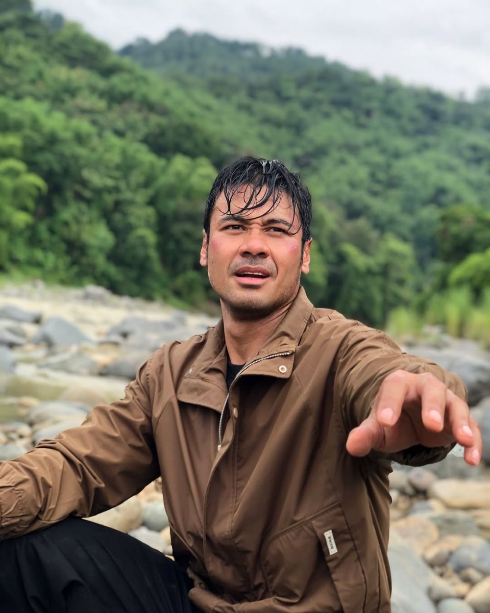 Model iklan minuman soda ini kini jadi aktor top, intip 9 potret terbarunya yang manglingi