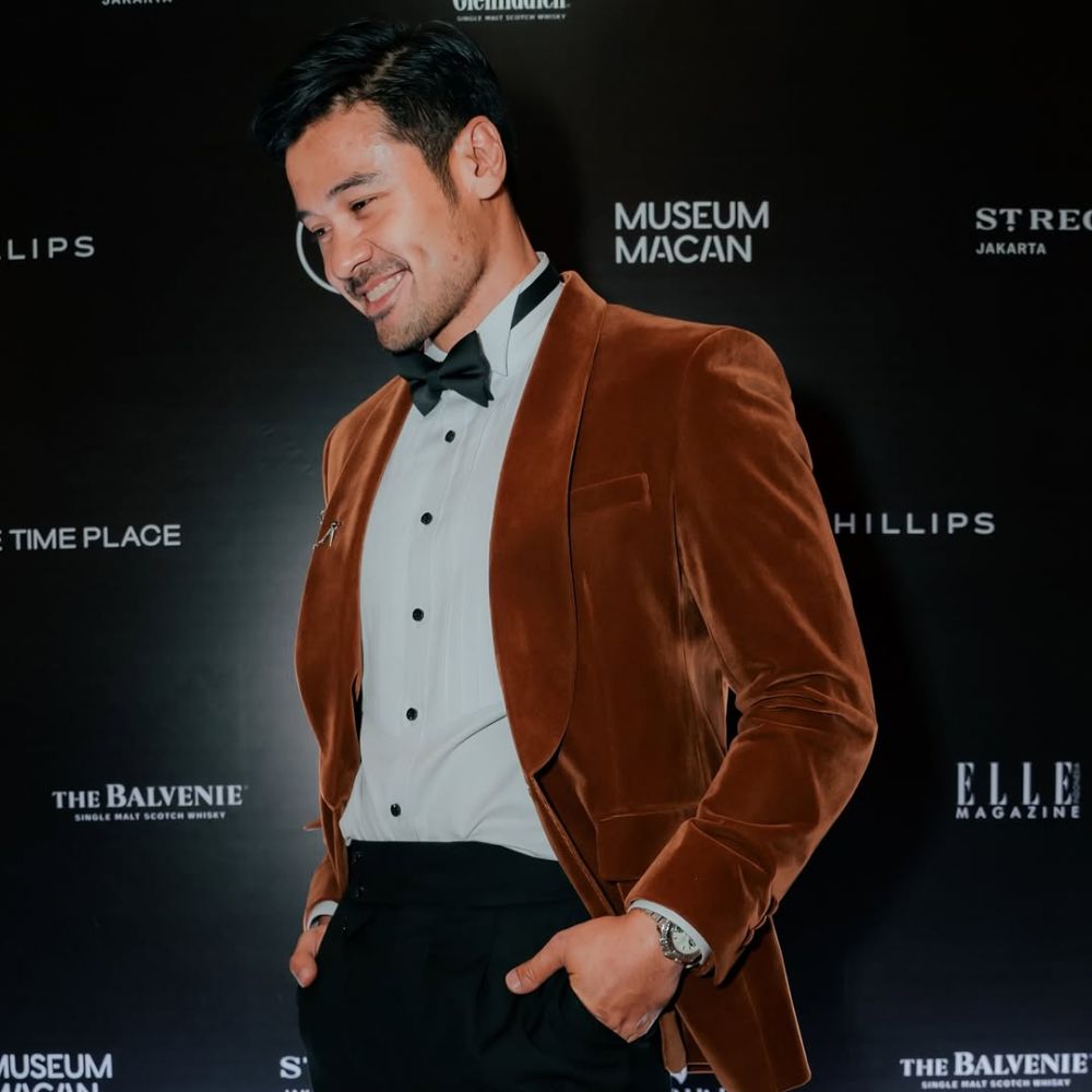 Model iklan minuman soda ini kini jadi aktor top, intip 9 potret terbarunya yang manglingi