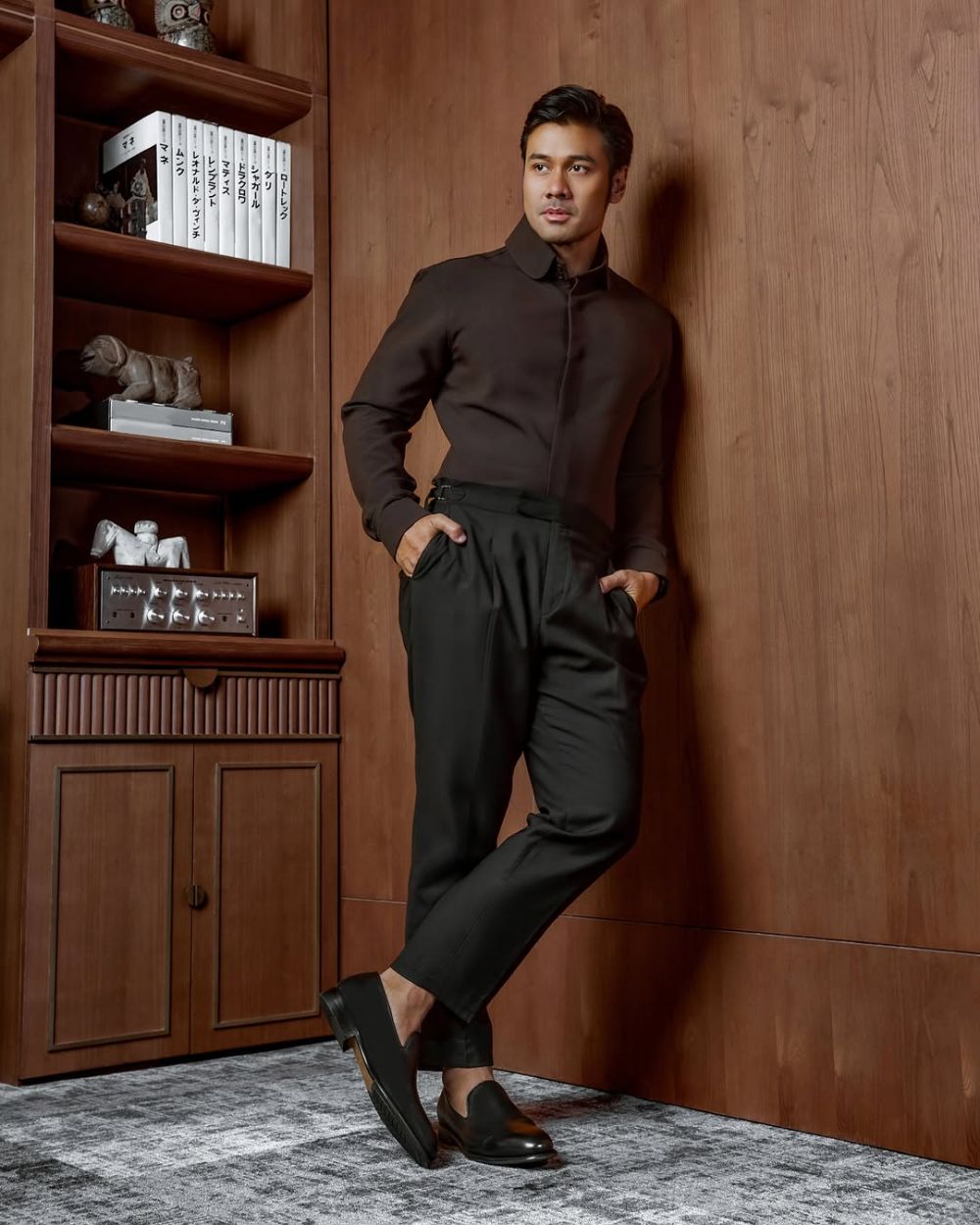 Model iklan minuman soda ini kini jadi aktor top, intip 9 potret terbarunya yang manglingi