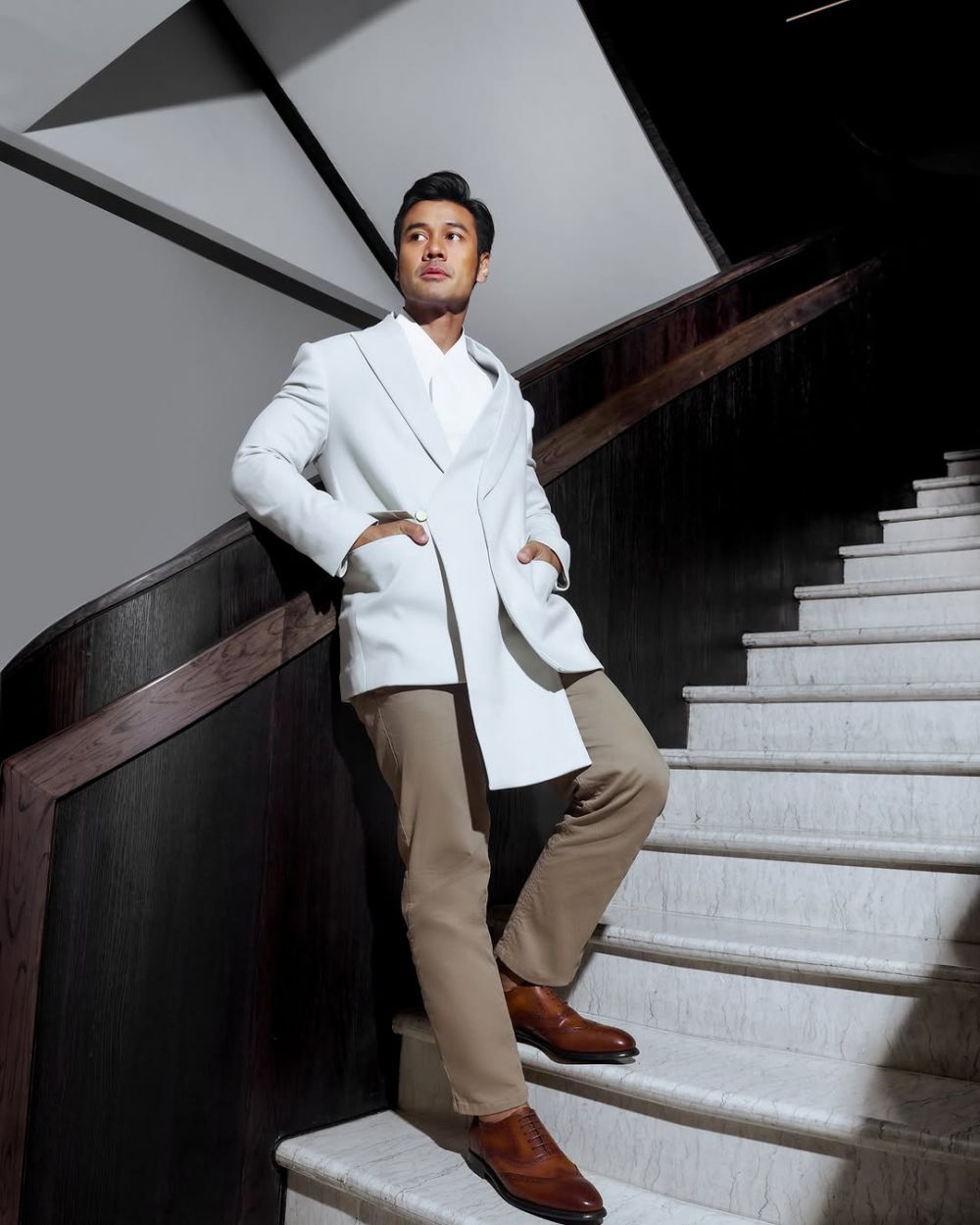 Model iklan minuman soda ini kini jadi aktor top, intip 9 potret terbarunya yang manglingi