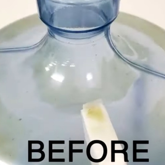 Sekarang tak perlu khawatir, ini trik cuci galon berlumut tanpa disikat modal cuma 1 bahan dapur