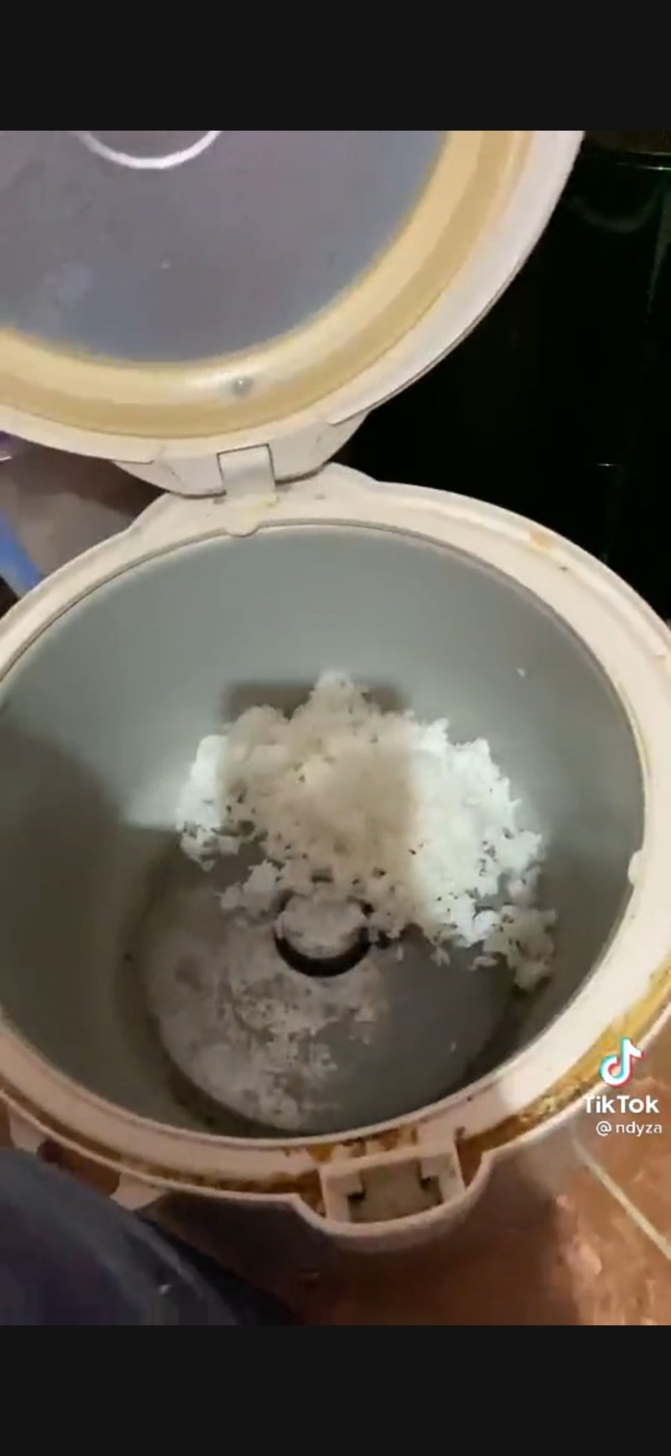 11 Potret kocak masak nasi di rice cooker ini penampakannya bisa bikin emak marah