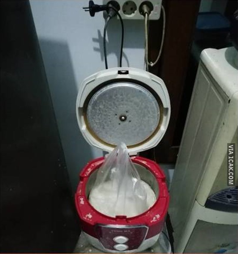 11 Potret kocak masak nasi di rice cooker ini penampakannya bisa bikin emak marah