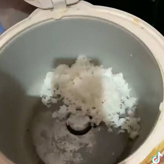 11 Potret kocak masak nasi di rice cooker ini penampakannya bisa bikin emak marah