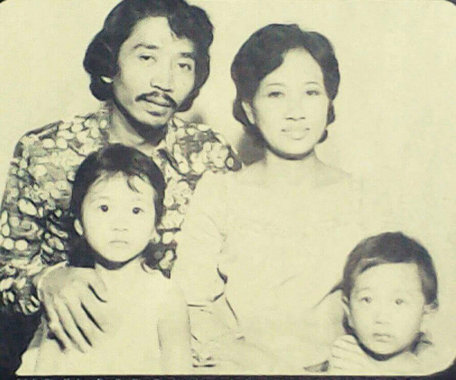 Bocah rambut keriting berkaus singlet ini kian berkharisma di usia 53 tahun, intip 11 transformasinya