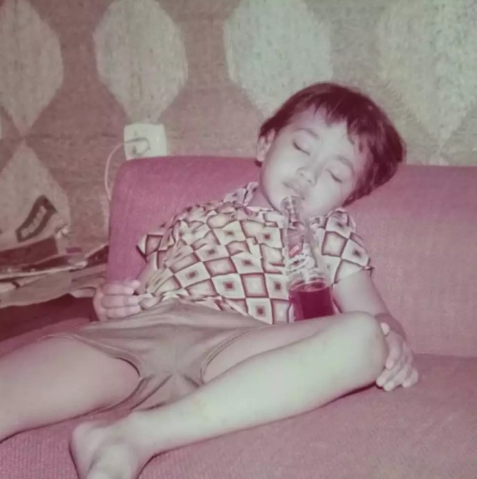 Bocah rambut keriting berkaus singlet ini kian berkharisma di usia 53 tahun, intip 11 transformasinya