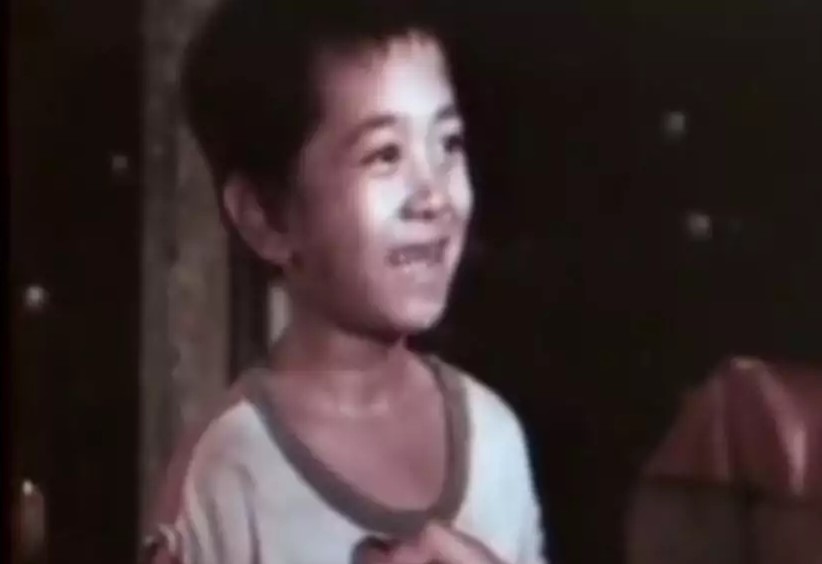 Bocah rambut keriting berkaus singlet ini kian berkharisma di usia 53 tahun, intip 11 transformasinya