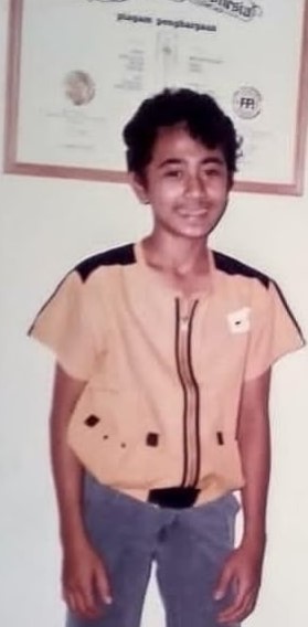 Bocah rambut keriting berkaus singlet ini kian berkharisma di usia 53 tahun, intip 11 transformasinya