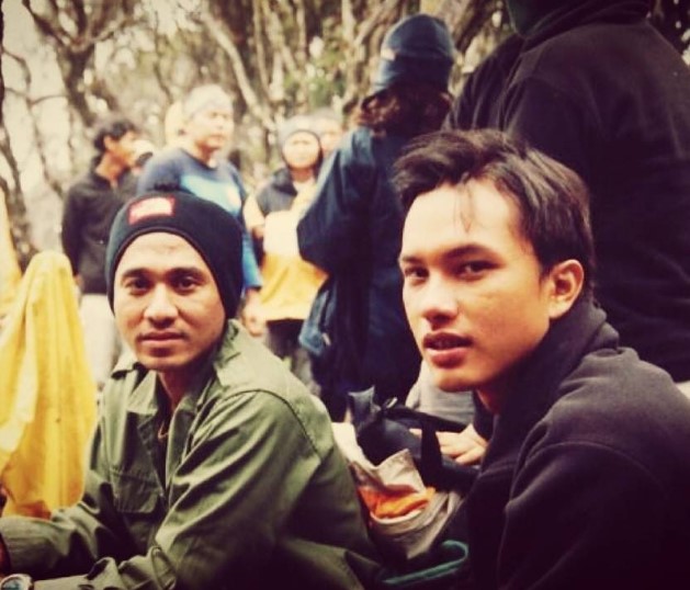 Bocah rambut keriting berkaus singlet ini kian berkharisma di usia 53 tahun, intip 11 transformasinya