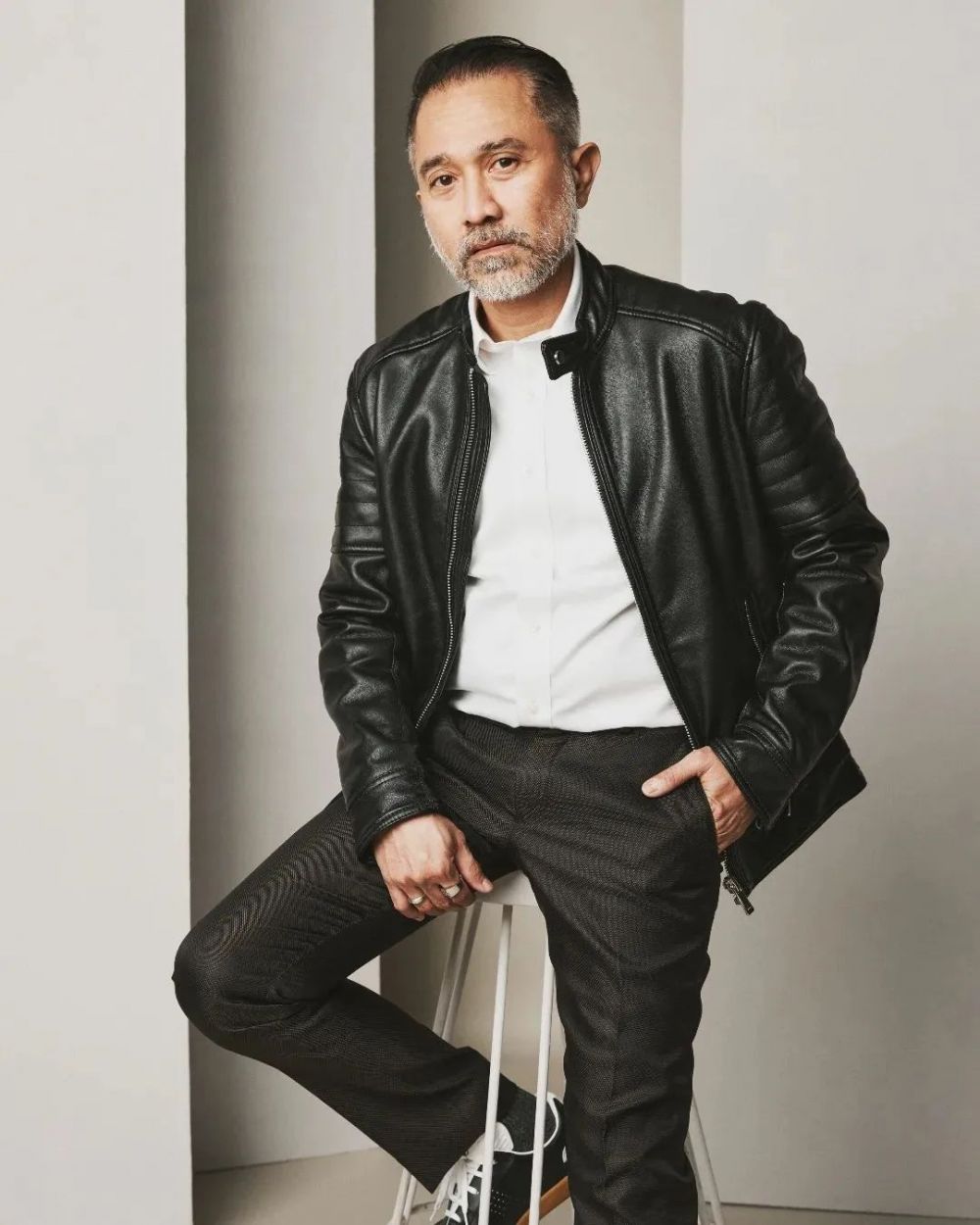 Bocah rambut keriting berkaus singlet ini kian berkharisma di usia 53 tahun, intip 11 transformasinya