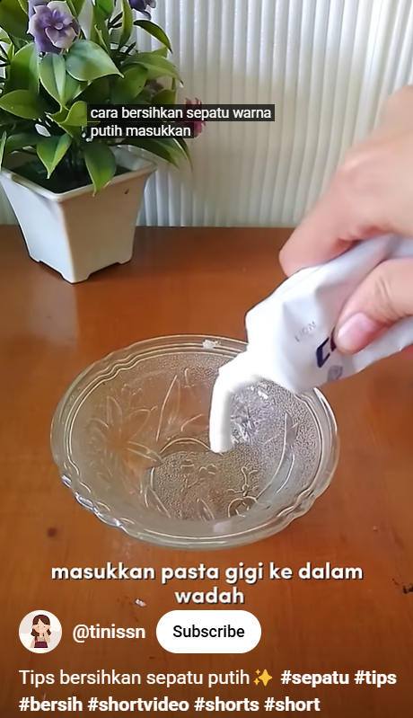 Trik agar sepatu buluk kotor jadi putih bersih sekarang tak perlu dicuci air, andalkan 2 bahan dapur