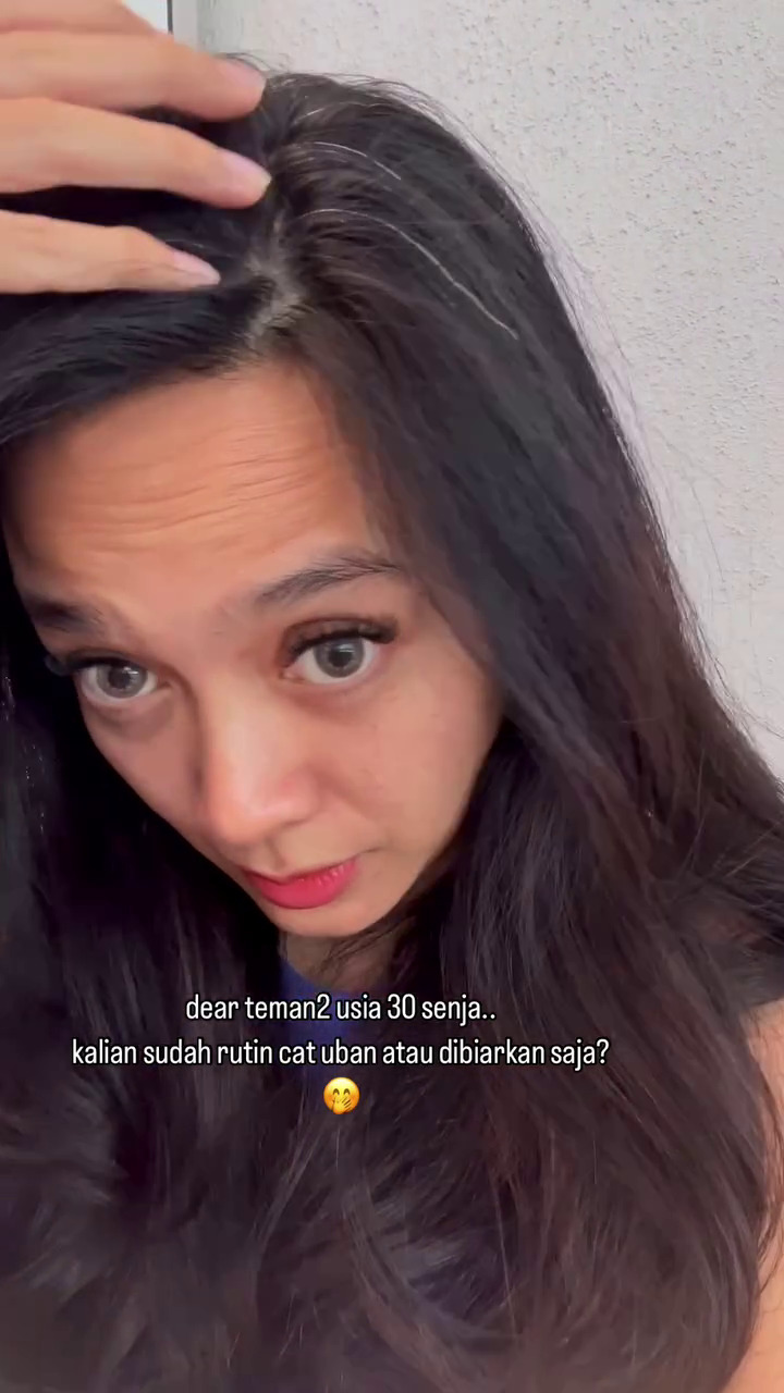 Usianya hampir menginjak kepala 4, ini 9 potret Dea Ananda tak malu pamer rambut beruban