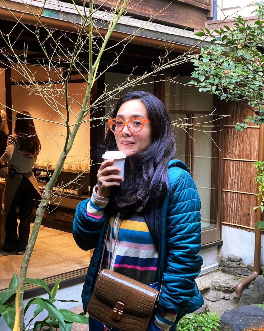 Usianya hampir menginjak kepala 4, ini 9 potret Dea Ananda tak malu pamer rambut beruban