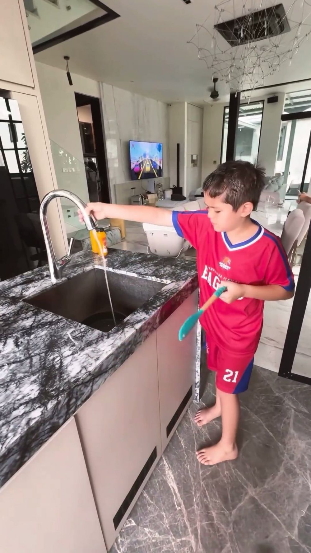 9 Potret dapur baru Jessica Iskandar mewah berlapis granit, tampilannya estetik buat ngonten