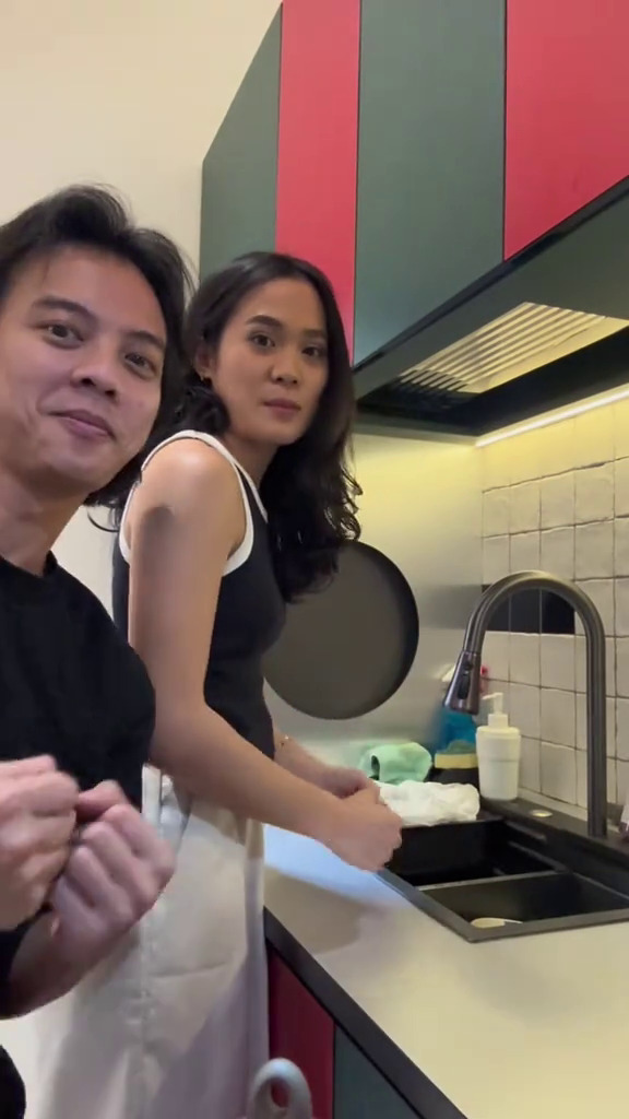 9 Potret dapur baru Sheryl Sheinafia desainnya unik, simpel tapi colorful bikin masak makin bahagia