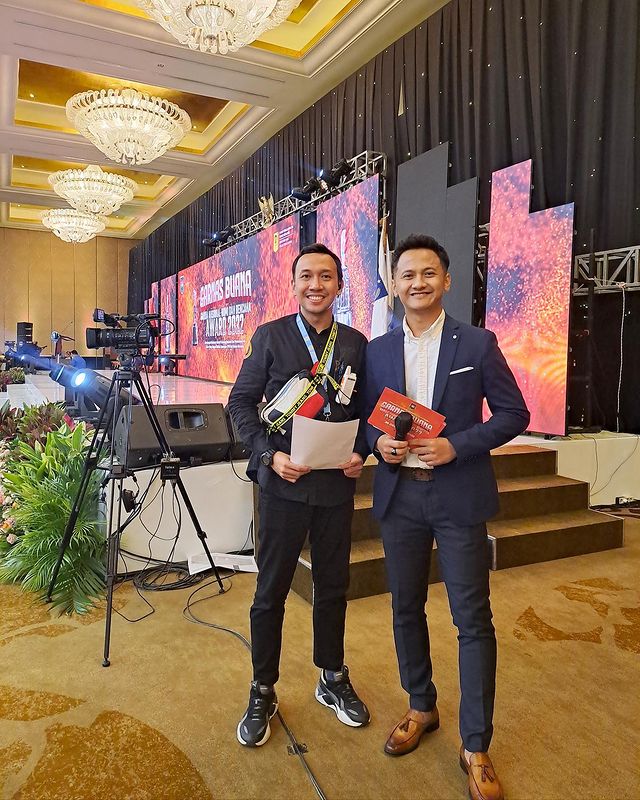 Bocah berkacamata ini vakum jadi artis pilih jadi kru TV, begini 9 potret terbarunya