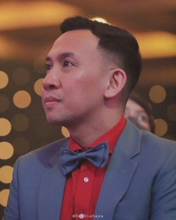 Bocah berkacamata ini vakum jadi artis pilih jadi kru TV, begini 9 potret terbarunya