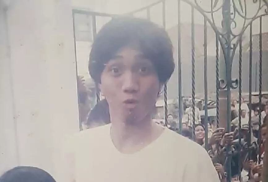 Anak kecil pakai blangkon ini besarnya jadi vokalis band ternama, intip 11 potret dulu hingga kini