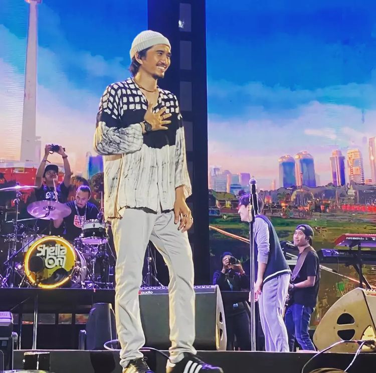 Anak kecil pakai blangkon ini besarnya jadi vokalis band ternama, intip 11 potret dulu hingga kini