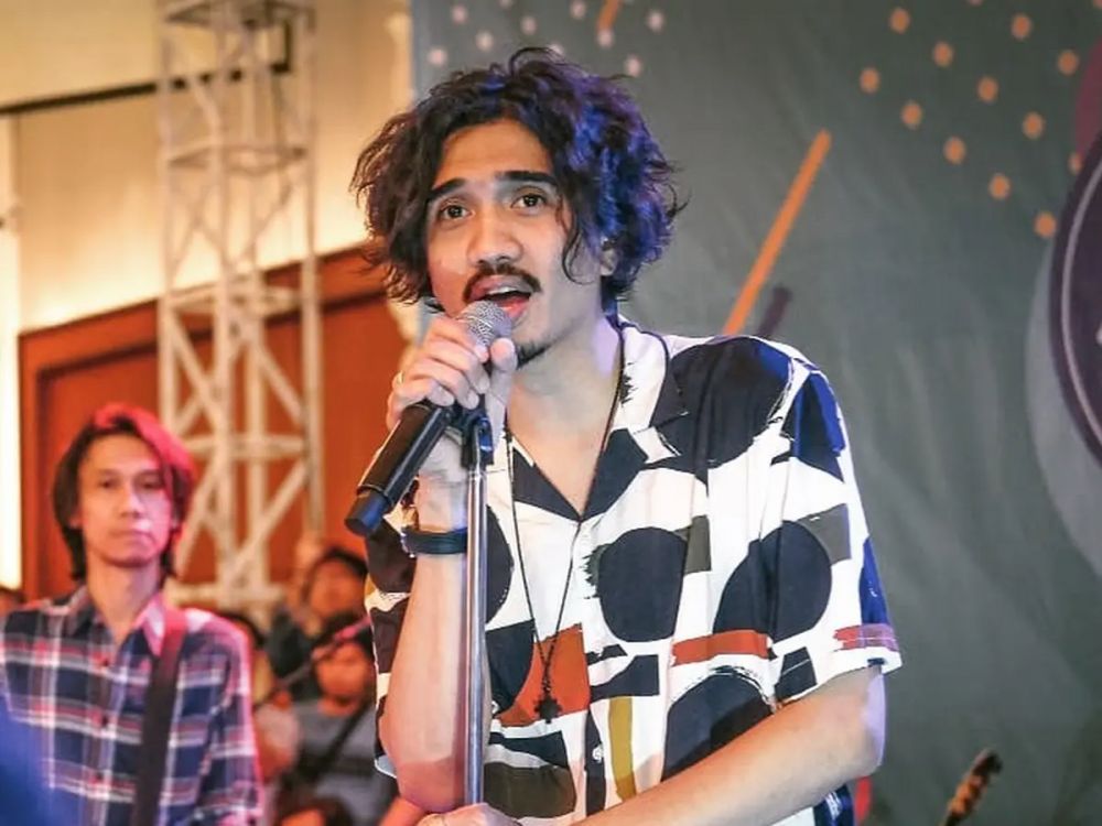 Anak kecil pakai blangkon ini besarnya jadi vokalis band ternama, intip 11 potret dulu hingga kini