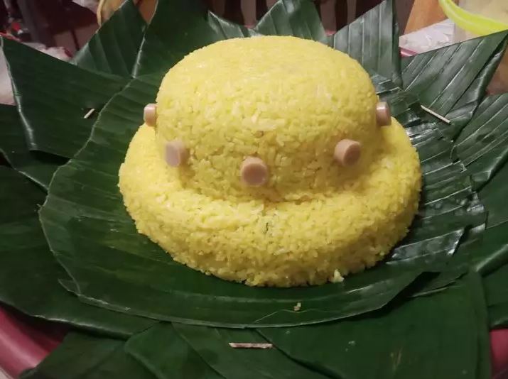 15 Potret lucu nasi kuning dengan bentuk antimainstream, ada yang kemasan sachet kecil