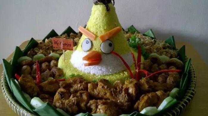 15 Potret lucu nasi kuning dengan bentuk antimainstream, ada yang kemasan sachet kecil