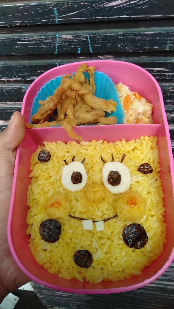 15 Potret lucu nasi kuning dengan bentuk antimainstream, ada yang kemasan sachet kecil
