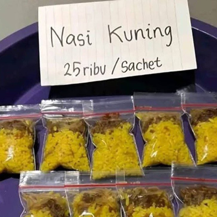 15 Potret lucu nasi kuning dengan bentuk antimainstream, ada yang kemasan sachet kecil