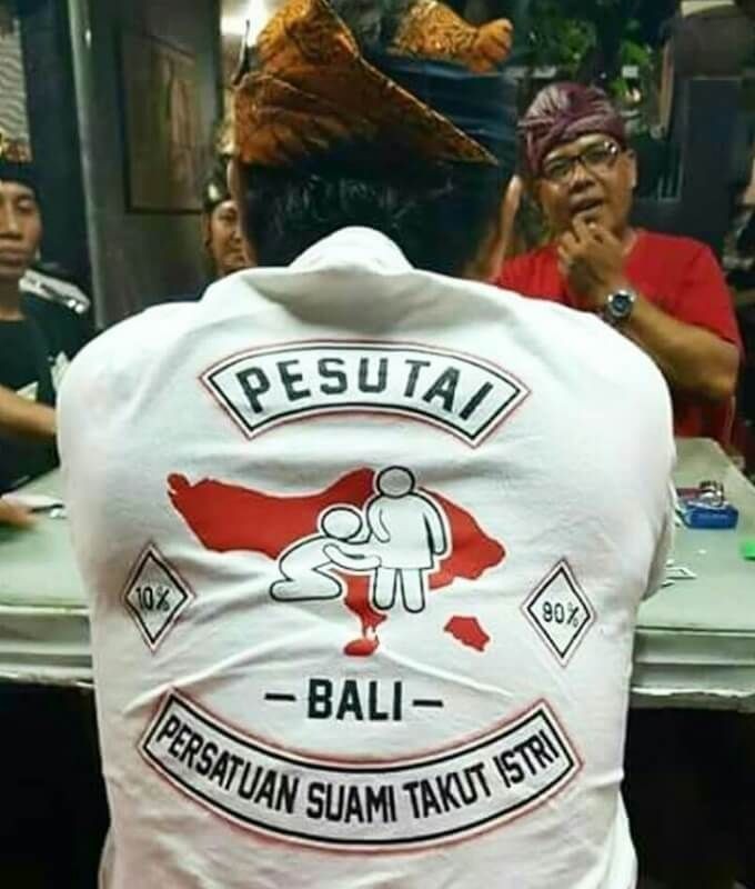 11 Potret kocak tulisan di belakang kaos bapak-bapak ini bikin gagal fokus, jadi pengin beli bajunya