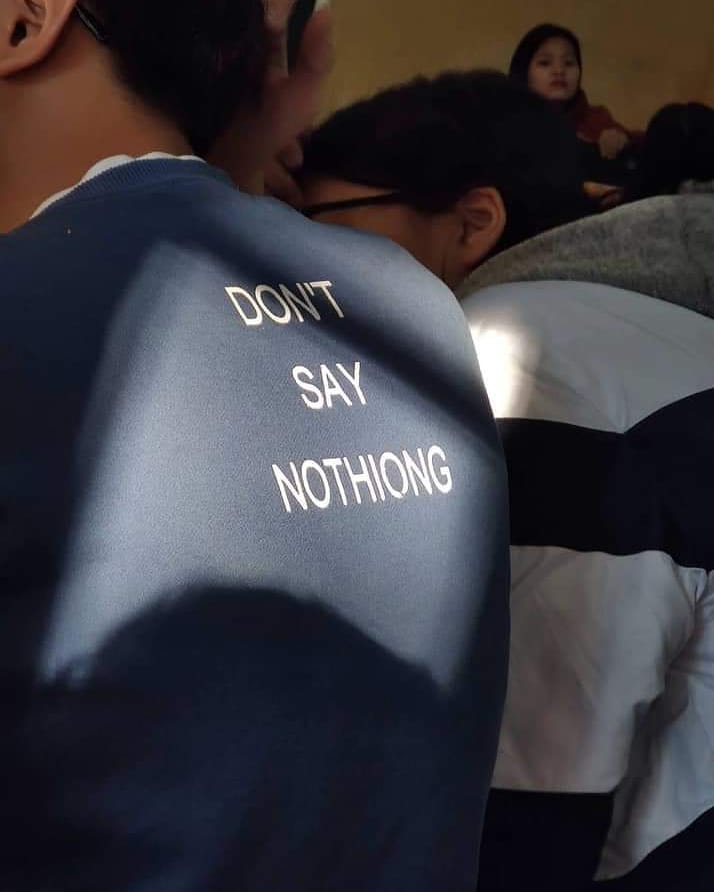 11 Potret kocak tulisan di belakang kaos bapak-bapak ini bikin gagal fokus, jadi pengin beli bajunya