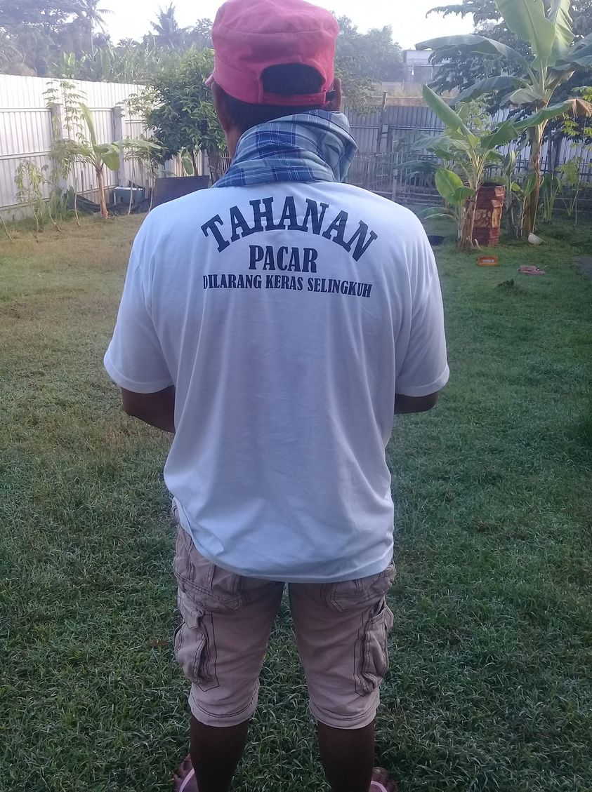 11 Potret kocak tulisan di belakang kaos bapak-bapak ini bikin gagal fokus, jadi pengin beli bajunya