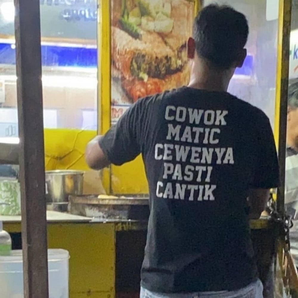 11 Potret kocak tulisan di belakang kaos bapak-bapak ini bikin gagal fokus, jadi pengin beli bajunya