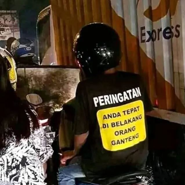 11 Potret kocak tulisan di belakang kaos bapak-bapak ini bikin gagal fokus, jadi pengin beli bajunya