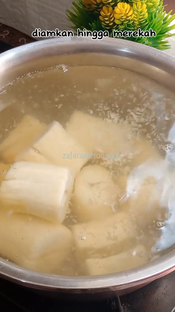 Ternyata bikin singkong goreng mekar nggak harus direbus, coba trik kukus rendam ini