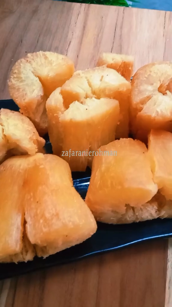 Ternyata bikin singkong goreng mekar nggak harus direbus, coba trik kukus rendam ini