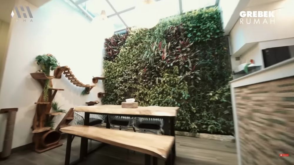 Dulu pernah tidur di lantai bus kini jadi YouTuber sukses, ini 9 potret dapur Denny Sumargo